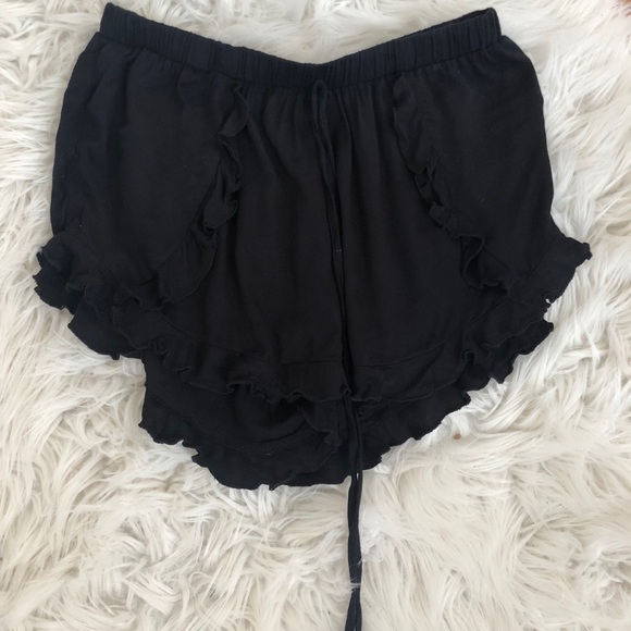 Black ruffle shorts - Picture 2 of 3